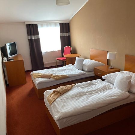 Hotel Cerny Orel Zatec エクステリア 写真