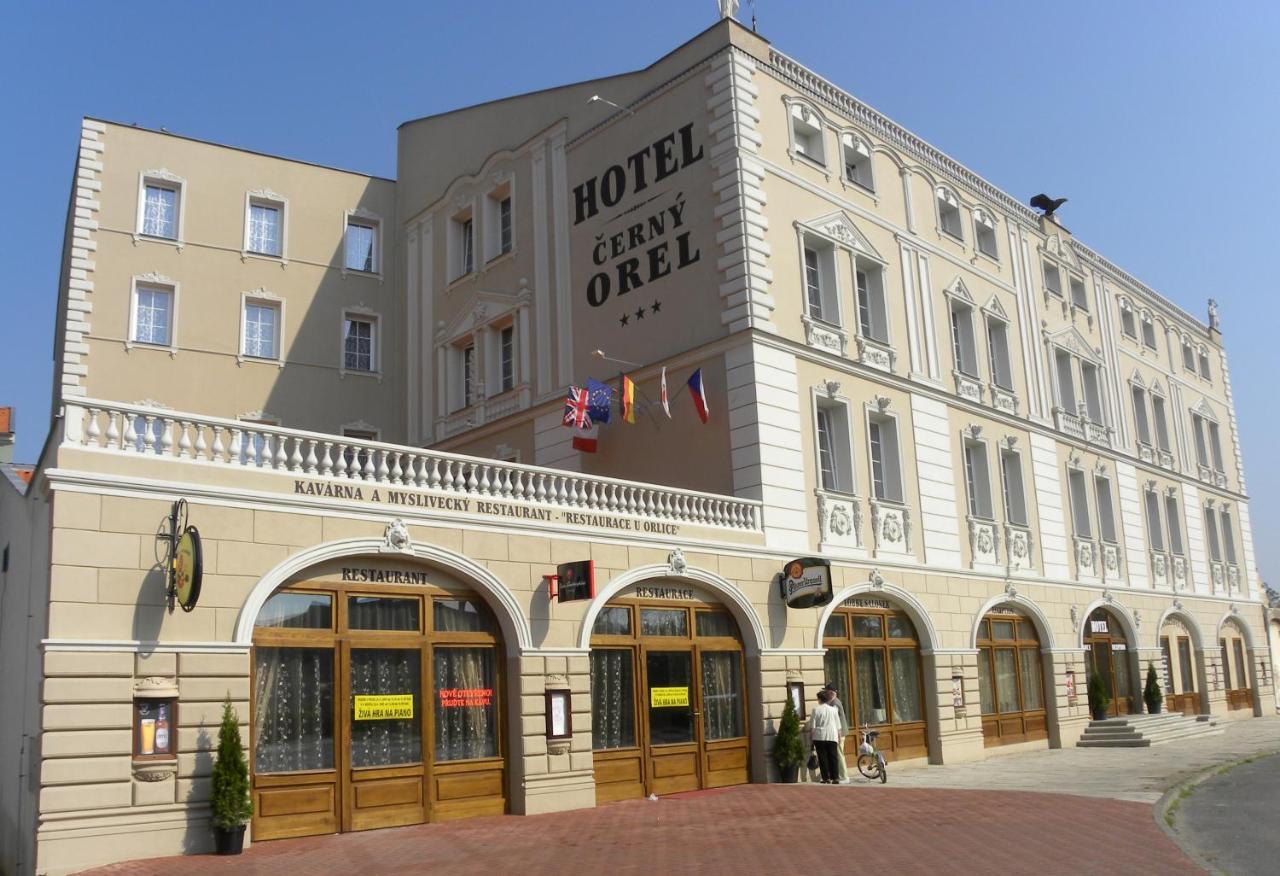 Hotel Cerny Orel Zatec エクステリア 写真