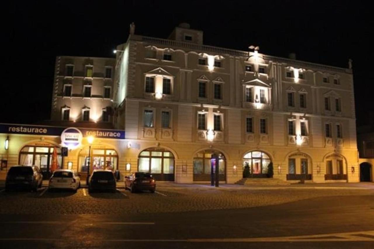 Hotel Cerny Orel Zatec エクステリア 写真