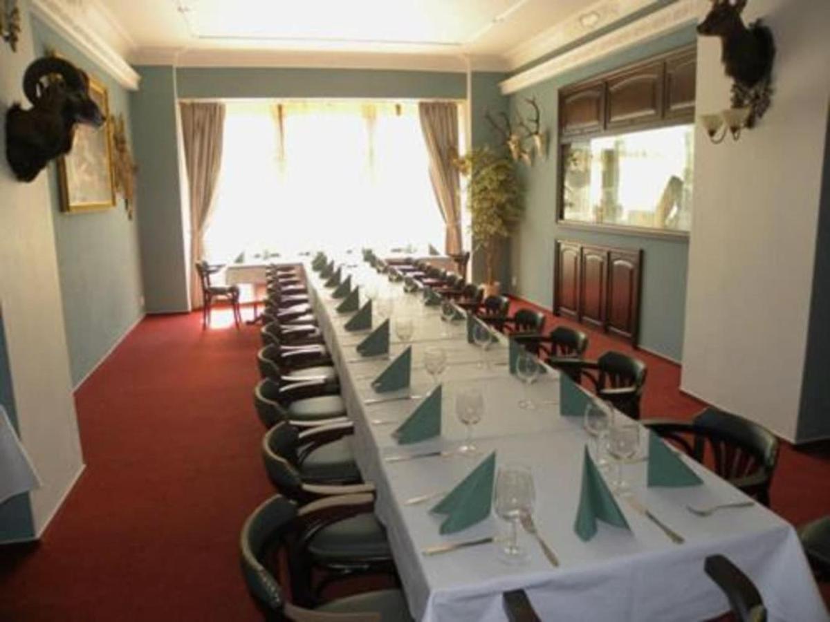 Hotel Cerny Orel Zatec エクステリア 写真