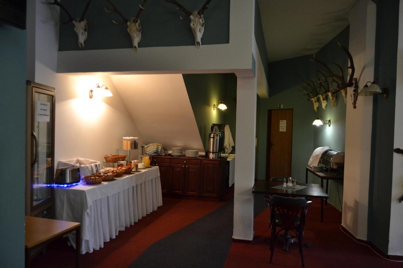 Hotel Cerny Orel Zatec エクステリア 写真
