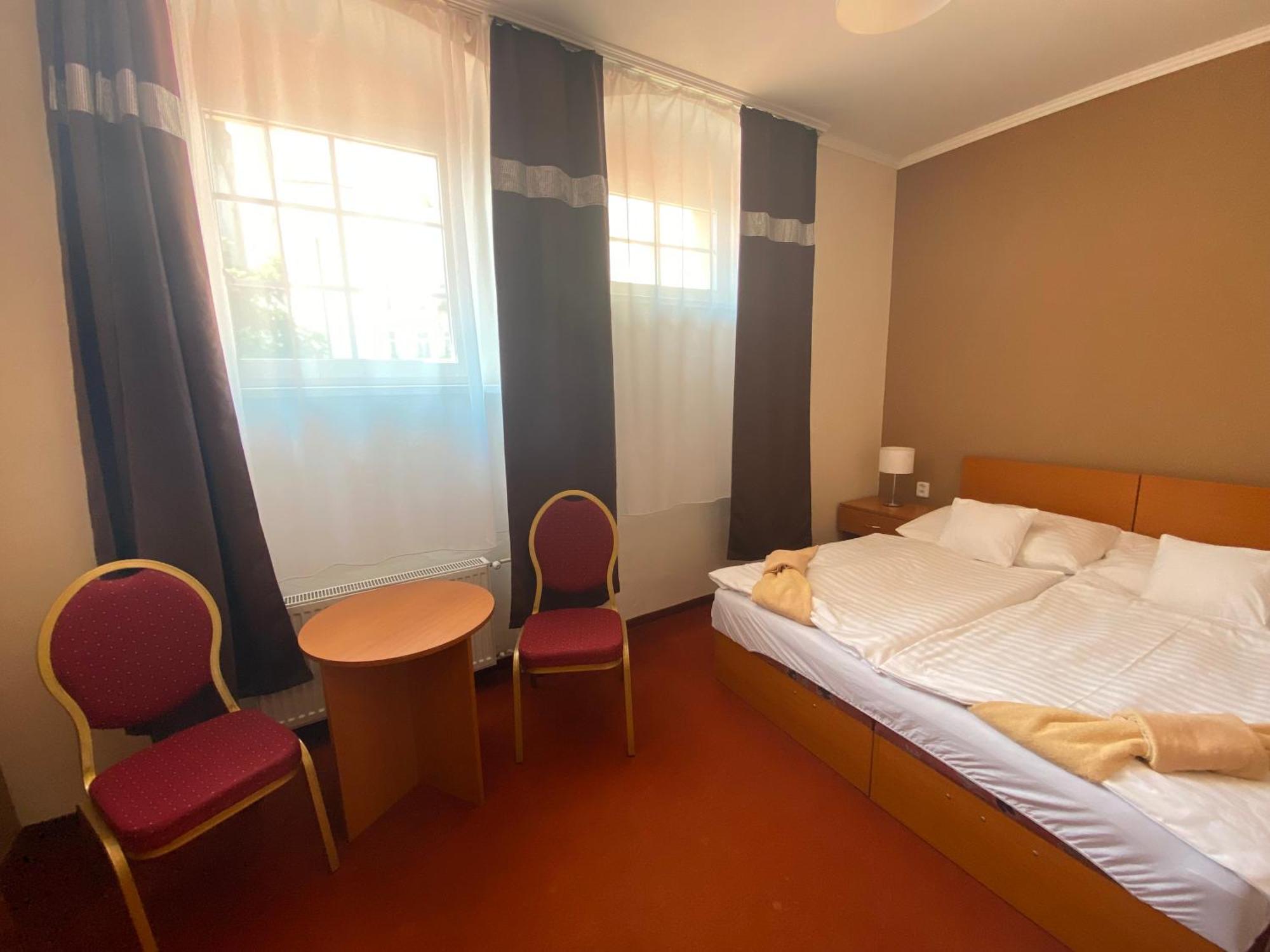 Hotel Cerny Orel Zatec エクステリア 写真