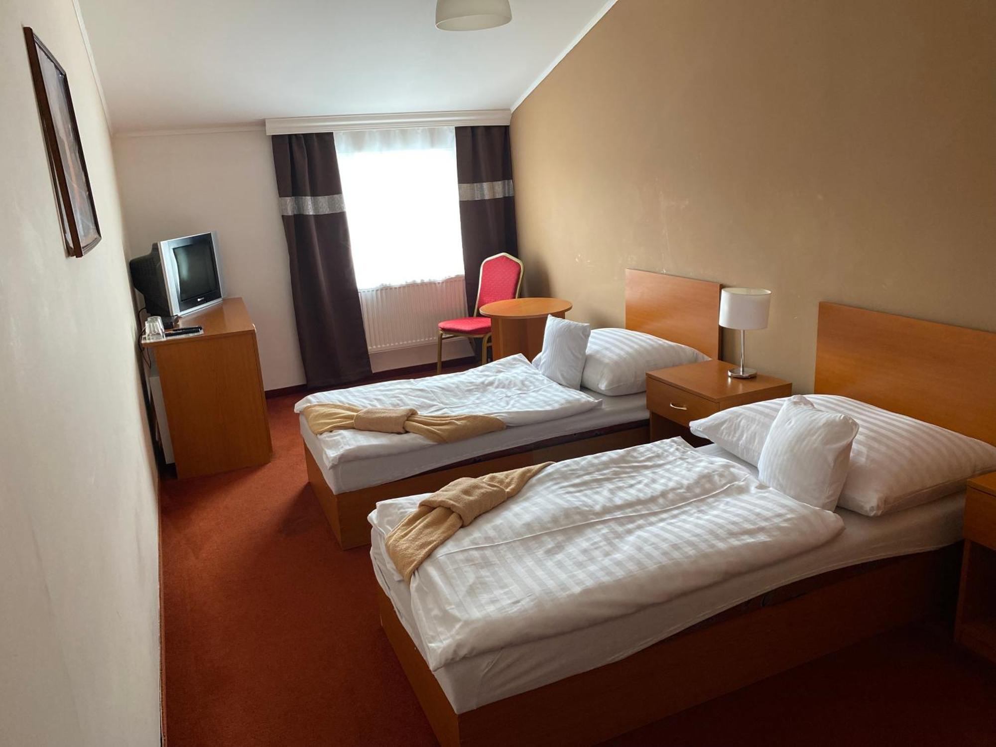 Hotel Cerny Orel Zatec エクステリア 写真