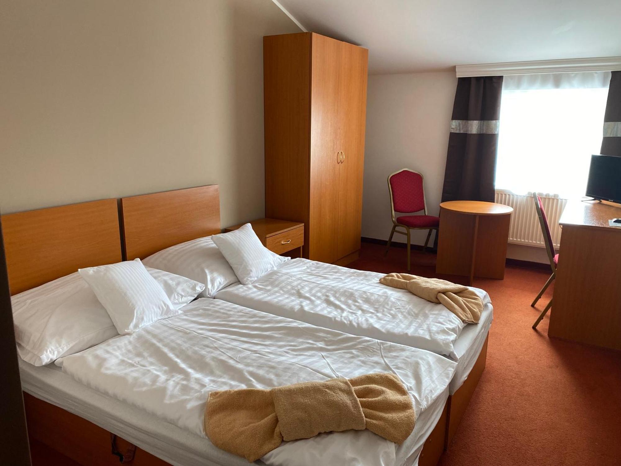 Hotel Cerny Orel Zatec エクステリア 写真